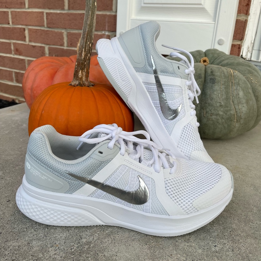 Nike Run Swift 2 Women’s Size 9 White & Silver Running Shoes Sneakers